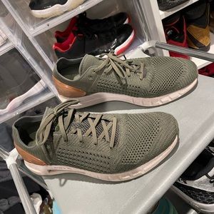 Men’s Under Armour - Size 12